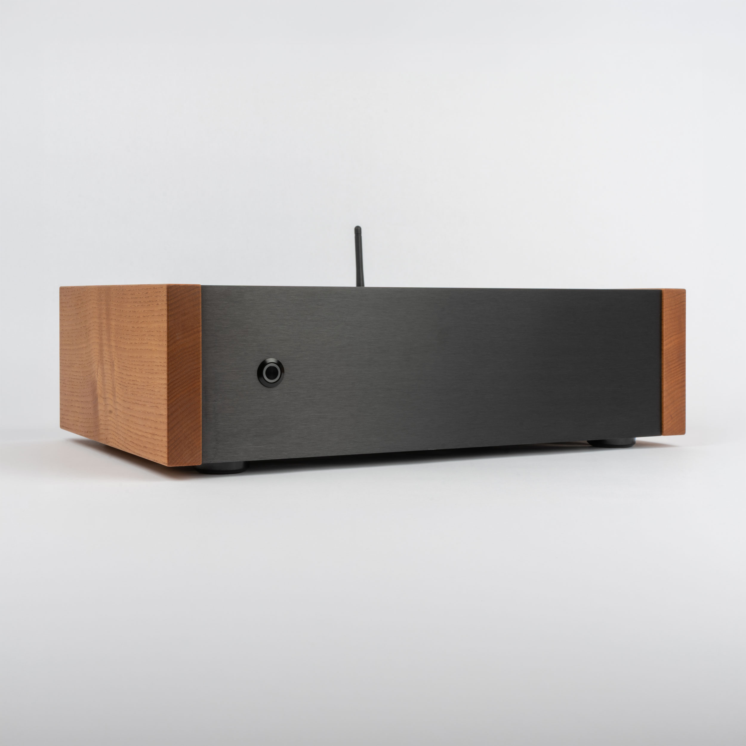 Seitenansicht des MUSICWONDER ONE mit Antenne.